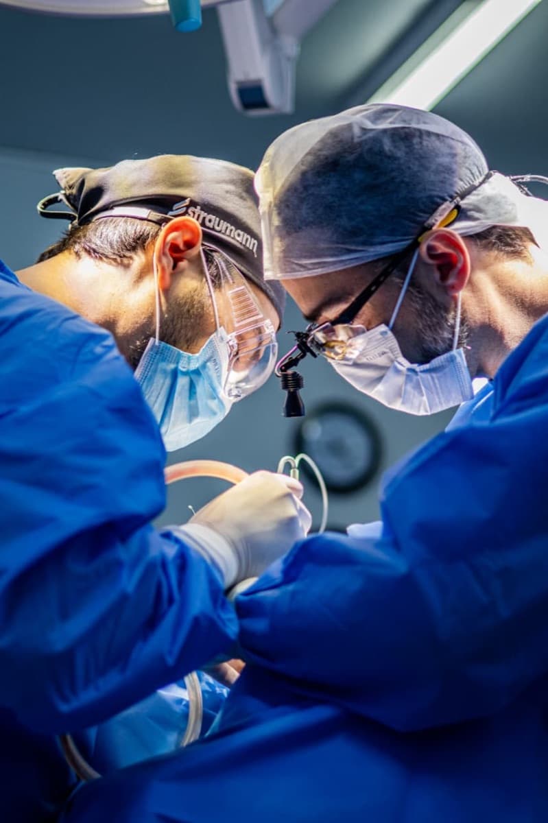Detalhe da técnica cirúrgica na região periocular